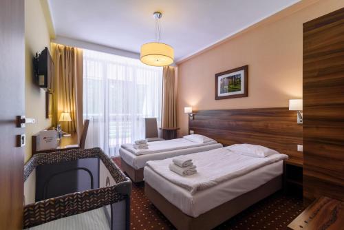 维斯瓦波迪乌姆酒店的酒店客房设有两张床和窗户。
