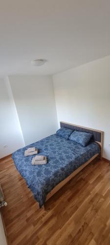 ZemunAmar 4的一间卧室配有一张带两个枕头的床