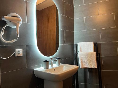 马夫罗沃Mickitos Apartments - Mavrovo的一间带水槽和镜子的浴室