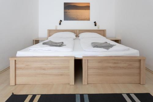 扎马迪Hotel Platán的一间卧室配有两张带白色床单的床