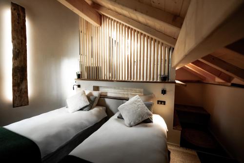 普雷芒翁La Loge de la Dolarde - Chambre Sud的两张床位于带窗户的房间内
