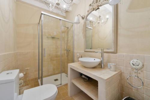 伊维萨镇Dalt Vila House的一间带水槽、卫生间和淋浴的浴室