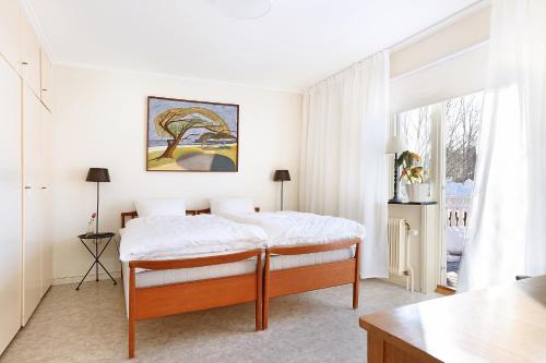 吕勒奥吕勒奥卡拉科思嘉德酒店公寓的白色的卧室设有床和窗户