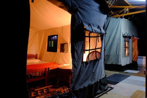 TindummalThe Forest Resort - Muneeswaramudi Eco Hermitage and Farms的一间帐篷间,里面配有一张床