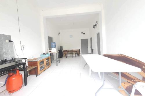 道伊斯Bohol Transient LRUY的白色的客厅配有桌椅