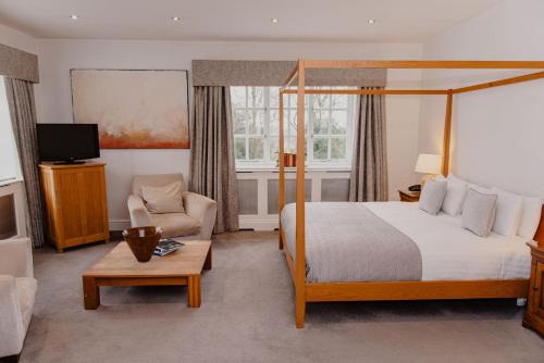 利兹兀兰酒店的酒店客房配有床、沙发和电视。