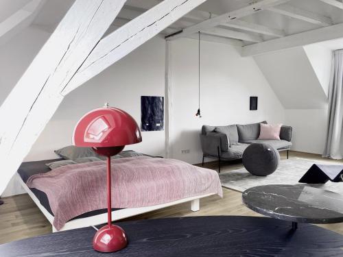 科隆Zehuus mit Domblick und Dachterrasse的一间卧室配有一张床和一盏红灯