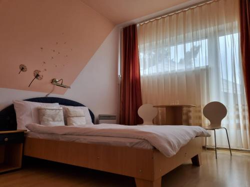 沃利乌格乡Randunica的一间卧室设有一张床和一个大窗户