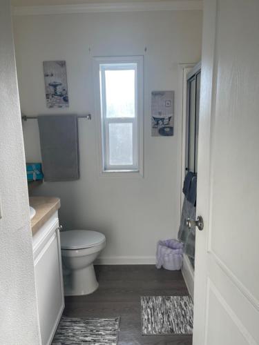 布雷登顿Cottage in Arbor Terrace Resort的白色的浴室设有卫生间和窗户。