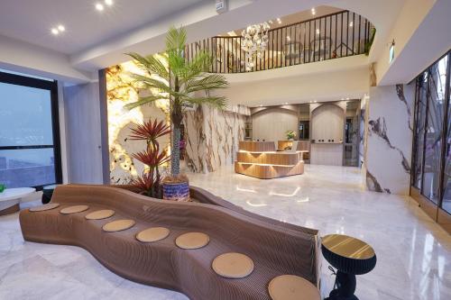 高雄星澄風旅 Zela Design Hotel的棕榈树酒店大厅