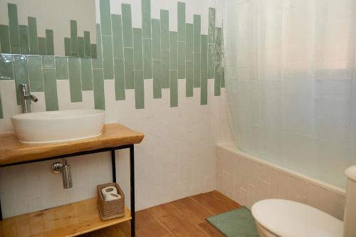 圣尼科拉斯德尔普埃尔托巴坦德拉斯蒙哈斯公寓酒店的一间带水槽、卫生间和淋浴的浴室