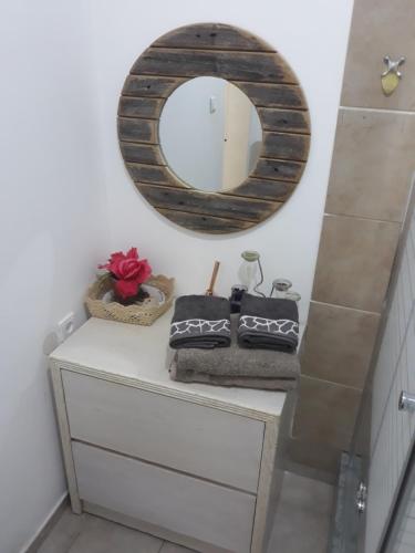 埃拉特Hanna's Place - Great Location的浴室设有镜子和梳妆台上的毛巾