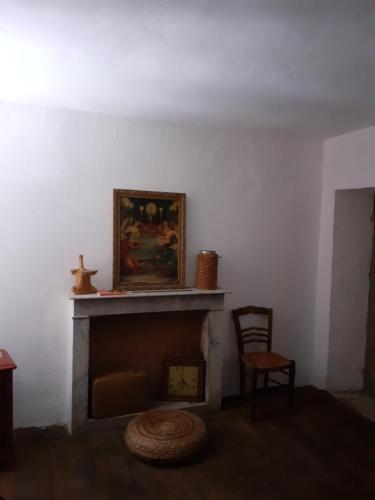 Santa-Lucia-di-MercurioGite casa mea的客厅设有壁炉和墙上的绘画作品