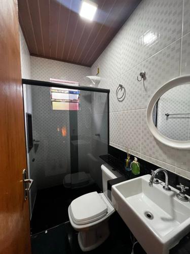 西波山Cantinhos do Cipó - Chales privativos com hidro的一间带水槽、卫生间和镜子的浴室
