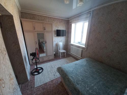 比什凯克Hotel "Тихий Дом Трансфер"的一间小卧室,配有床和窗户