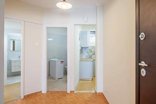雅典Spacious 3 bedroom apt in Eksarchia的带镜子的走廊和浴室
