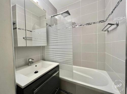 阿卡雄Studio ARCACHON的白色的浴室设有水槽和浴缸。