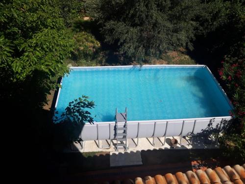 FontellasVIVIENDA TURÍSTICA LOS OLIVOS的游泳池的顶部景色