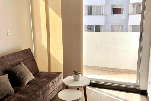 马尼萨莱斯Apartamento nuevo centro histórico!的带沙发、桌子和窗户的客厅