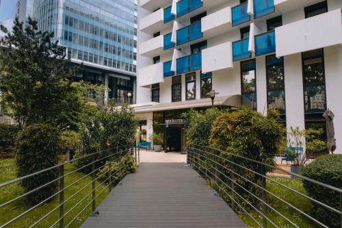 库尔布瓦Fraser Suites Paris La Défense的大楼前的走道