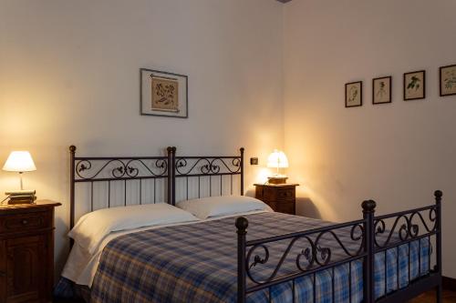 PegognagaAgriturismo Cà Rossa的一间卧室配有一张床、两个床头柜和两盏灯。