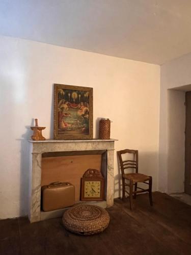 Santa-Lucia-di-MercurioGite casa mea的客厅设有壁炉,墙上挂着一幅画