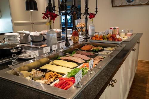 Nordkjosbotn沃兰哲西泰斯特酒店的包含多种不同食物的自助餐