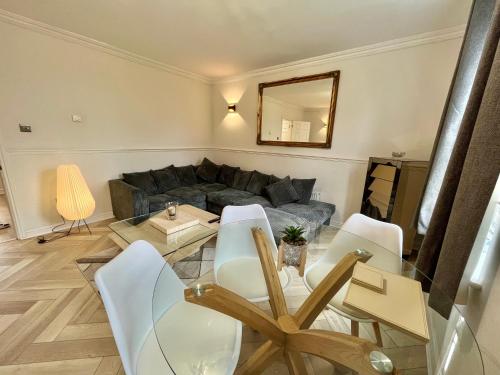 卡迪夫Stylish Penarth Marina Apartment的客厅配有沙发和桌椅