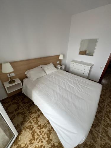 托里代巴拉El Popet de Baix a Mar的卧室配有一张白色大床和镜子