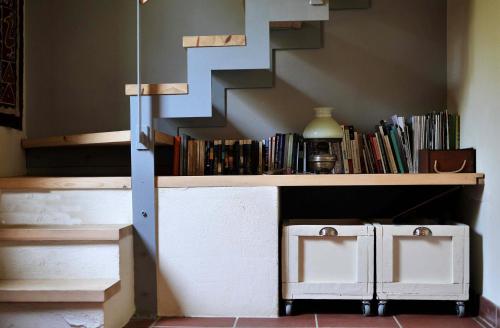 寇特Chorto Garden Home的书架和楼梯的楼梯间