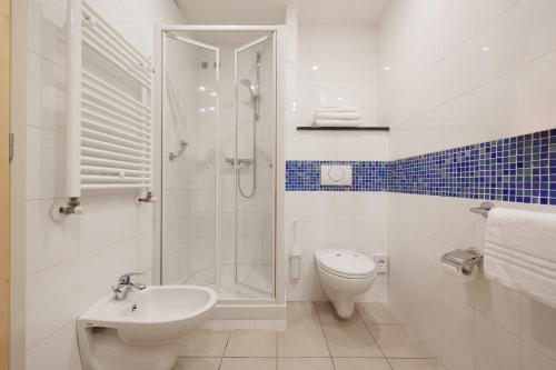 米兰iH Hotels Milano Gioia的带淋浴、卫生间和盥洗盆的浴室