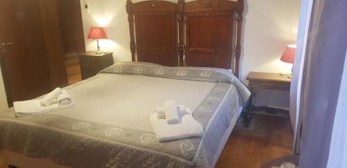 锡耶纳B&B La Fontanina的一间卧室配有一张床,上面有两条毛巾