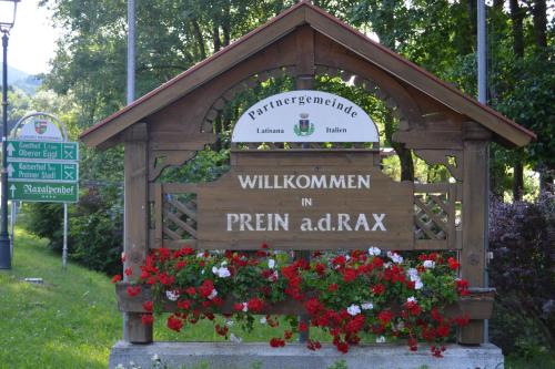 Gemütliche Ferienwohnung - Prein an der Rax的红色和白色花卉公园的标志