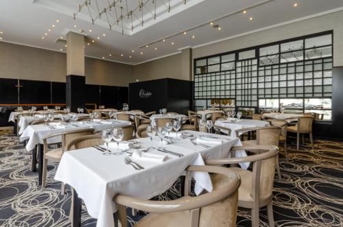 里斯本欧力斯普马克思德萨酒店的一间设有白色桌椅的用餐室