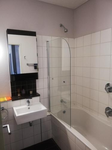 比勒陀利亚Just a Room的浴室配有水槽、淋浴和浴缸。