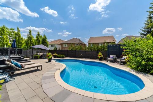 Poolside Perfection, Culinary Delight内部或周边的泳池