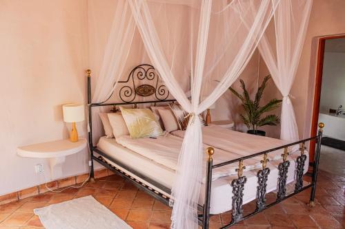 维拉韦德Villa "La Estrella" - el Paraíso with private Jacuzzi的一间卧室配有一张带天蓬的床