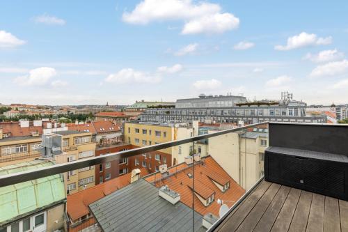 布拉格numa I Republika Rooms & Apartments的市景阳台