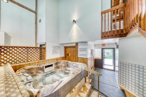 斯托Mountainside Resort G303的一间客房中间的大浴缸