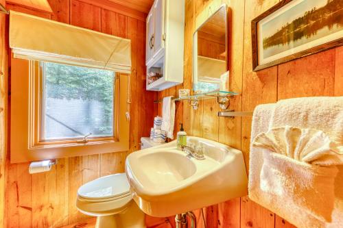 布斯贝港Sebenoa Retreat at Sprucewold的一间带水槽和卫生间的浴室