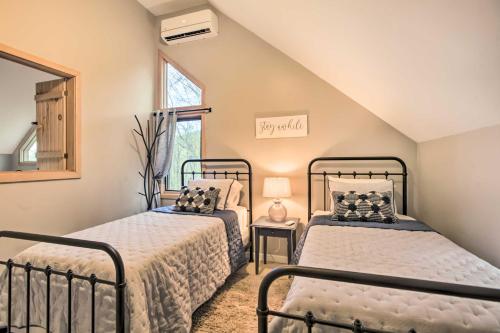 WintergreenSerene Hideaway with Views, 1 Mi to Hike and Ski!的一间卧室设有两张床和窗户。