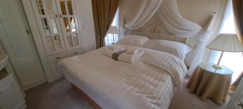 马里扬泊列Namelis po beržais的卧室配有白色的床和2条毛巾