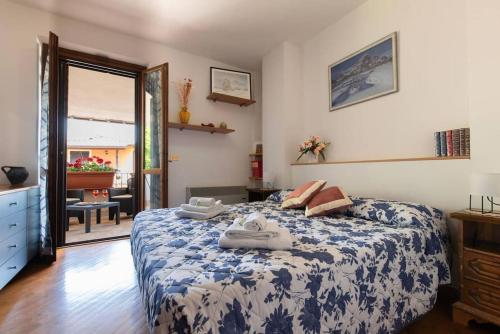 SpinaLa collina degli Olivi的一间卧室配有带毛巾的床
