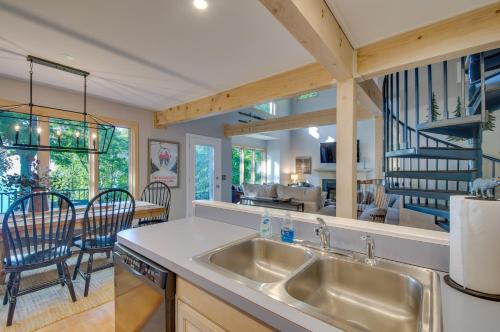 WintergreenSerene Hideaway with Views, 1 Mi to Hike and Ski!的一个带水槽的厨房和一间客厅