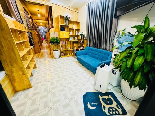 Xóm ÐéThe Dorm Tam Toà的客厅里设有蓝色沙发