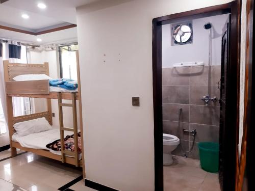 穆里Dunleigh Apartments的客房设有带卫生间和淋浴的浴室。