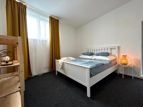 兹林BREZA HOUSE apartments的卧室配有白色的床和窗户。