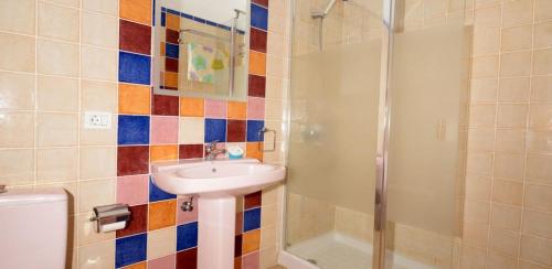 塔马达斯特Apartamento Bajo en el Tamaduste Zona Privilegiada的一间带水槽和淋浴的浴室