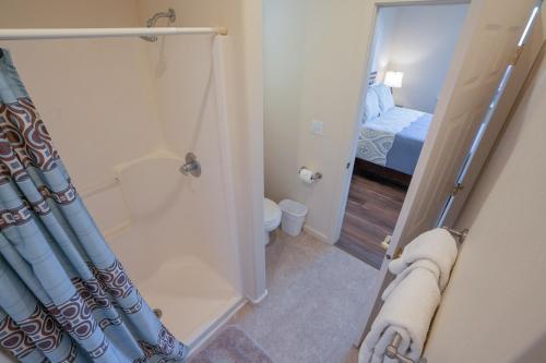 瓦拉瓦拉Scenic View Retreat的带淋浴和卫生间的浴室以及1张床。