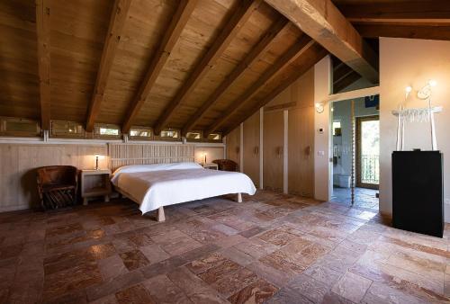 多尔梅莱托拉库彻塔住宿加早餐旅馆的一间卧室设有一张床和木制天花板
